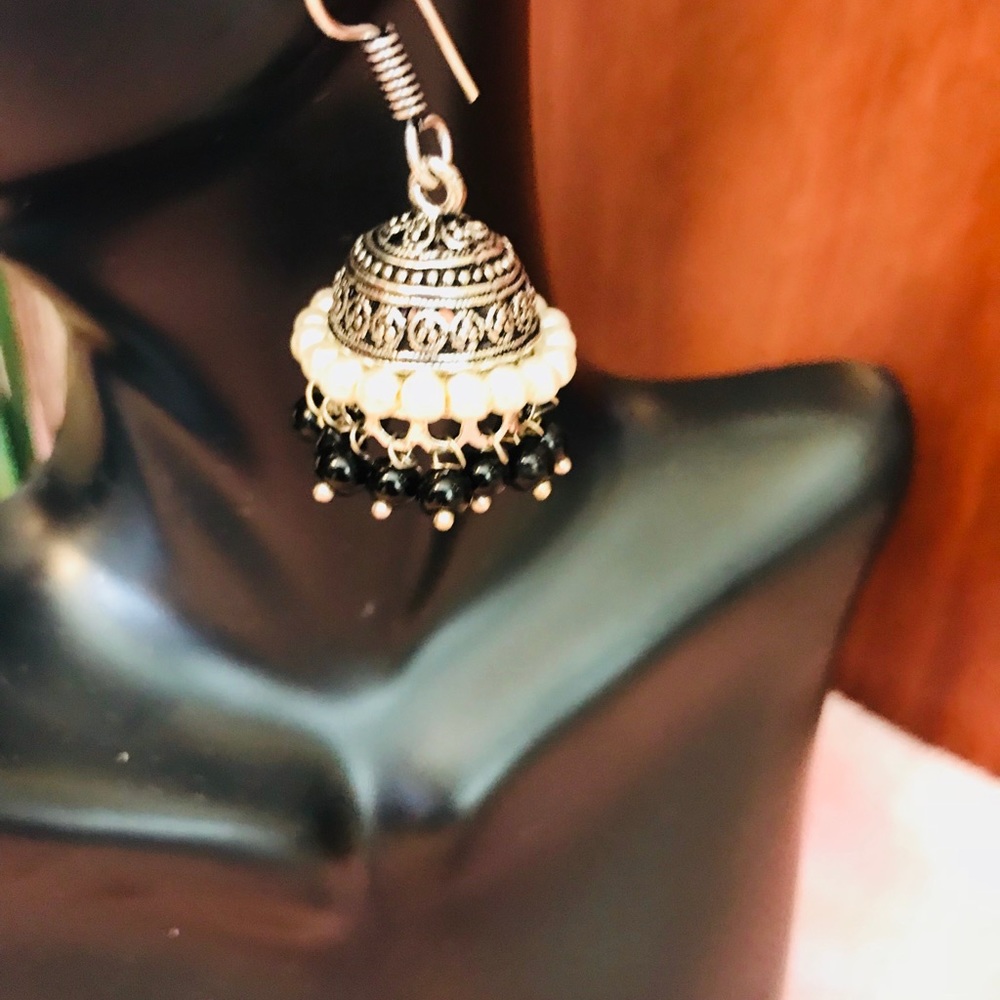 Pretty drop/statement earings! - Picture 3 of 3